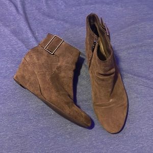 Women’s healed suede boots